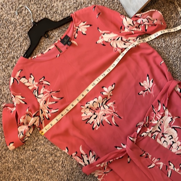 Coral dress with big white flowers, knee length dress, short sleeve dress - Picture 9 of 13